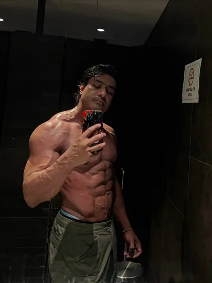 Another locker room selfie showing a shredded core and chest. This is the result of staying lean year round, not just for a competition.