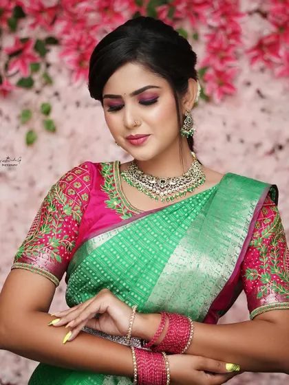 In my live demonstrations, I focus on details like creating the perfect eye makeup. Here you can see a vibrant pink and purple cut-crease eyeshadow look, a key technique for creating dramatic bridal styles.