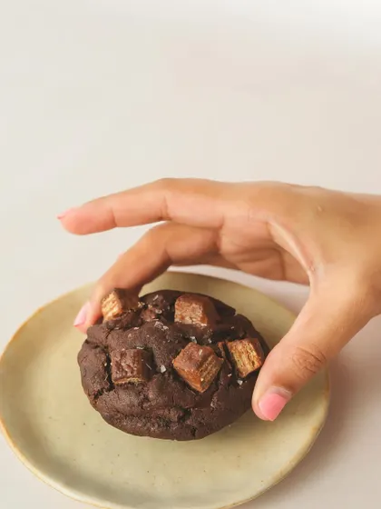 A chocolate lover’s dream. Our KitKat-stuffed cookie is an irresistible fusion of crunchy wafer and soft, chewy cookie.
