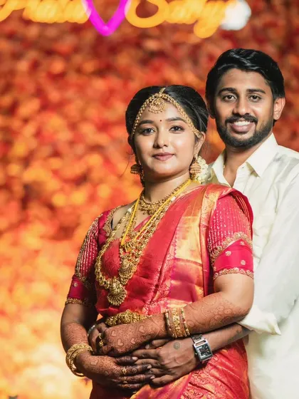 This is a classic South Indian Muhurtham look. The groom’s simple white shirt and veshti are paired with a clean face and perfectly styled hair, making him look every bit the part.