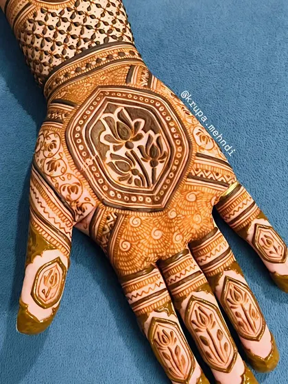 A bold lotus motif for the festival season. This design is modern, elegant, and perfect for making a statement during Janmashtami or Ganesh Chaturthi.