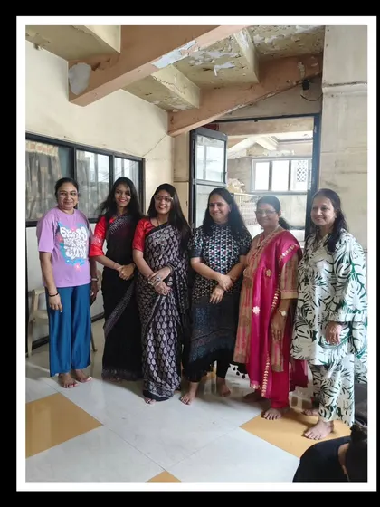 A photo with the organizing team and fellow artists. Working together allows us to bring the art of henna to so many more people.