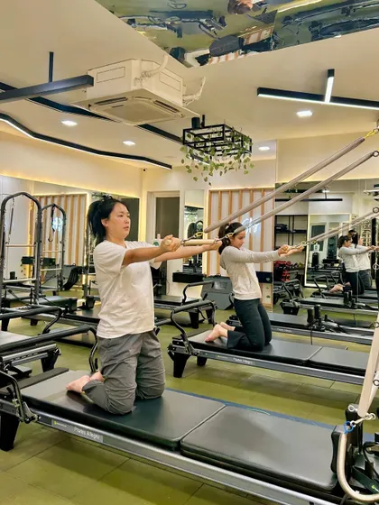 This kneeling arm series using the reformer straps is perfect for sculpting the shoulders and back while maintaining a stable core.