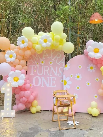 Another angle of the lovely Daisy Flower theme, showing the dual-panel backdrop and the arrangement of pastel-colored balloons.
