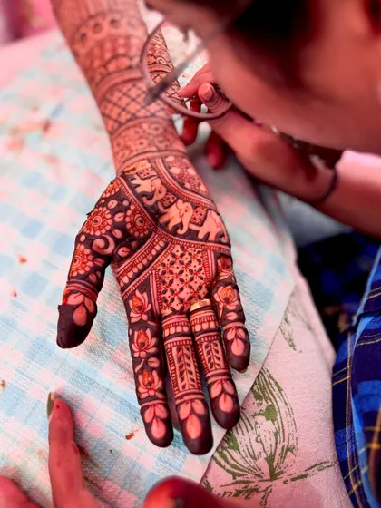 A glimpse of my process, applying a fast-track bridal mehendi. Even with a time crunch for the bangle ceremony, I ensure every detail is perfect.