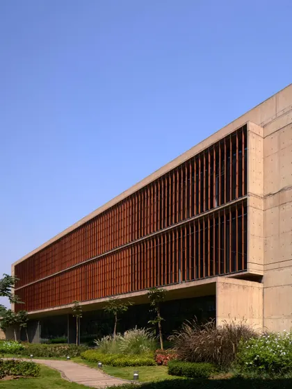 The JSW Vijayanagar administrative complex is designed as distinct volumes connected by shaded walkways and courtyards. This approach breaks down the scale of the large campus and creates a pedestrian-friendly environment.