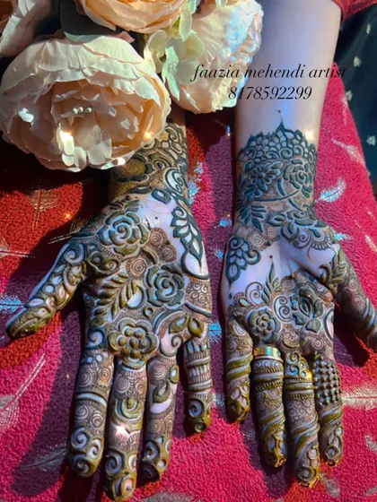 A beautiful floral-heavy design. In my classes, we focus a lot on getting flowers right, as they are the heart of many mehendi patterns.