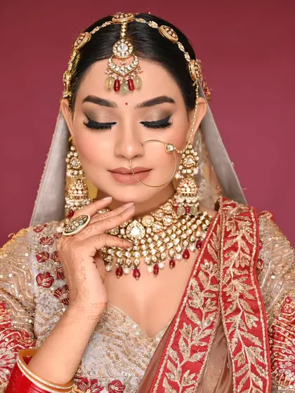 With eyes closed, you can appreciate the clean application of the eyeshadow and the perfectly blended crease.