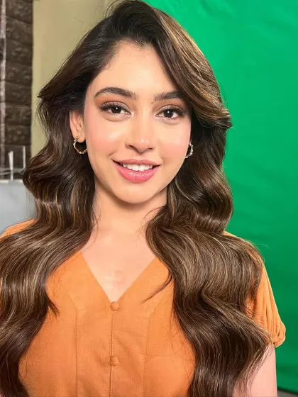 Another beautiful portrait of this fresh and glowing makeup look.