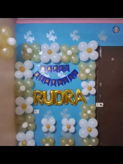 A close-up of the home birthday decoration, showing the flower-shaped balloon arrangement. I can create beautiful decor even in small spaces.