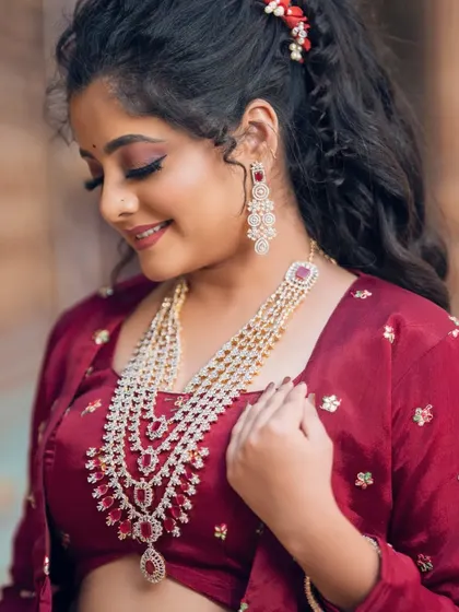 A smiling, candid shot that shows how comfortable and beautiful this grand jewellery set can look.