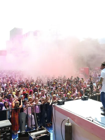 Sukhwinder Singh engages with the massive crowd at the Ranga Rang Holi event. Our stage and sound setup ensures the artist can connect with every member of the audience, no matter the size.