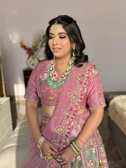 A beautiful sun-kissed shot of Saumya. The natural light makes her skin look extra radiant, and the pink tones in her makeup look so fresh.