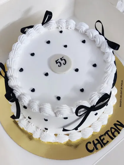 A view of the vintage-style cake packed and ready for delivery. Even simple designs are crafted with the utmost care and attention to detail.