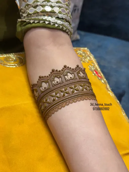A beautiful lotus-themed arm band. The repeating lotus motifs create a serene and elegant pattern, perfect for any auspicious occasion.