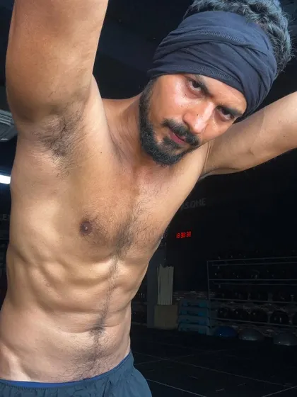 A powerful and direct look, combining the intensity of a workout with the confidence of a model.