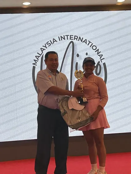 Riddhima Singh is awarded her trophy for a 3rd place finish at the Malaysian International Junior Open 2024, a great achievement in a field with players from 11 countries.