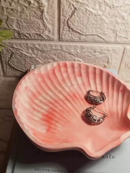 We love how the marble pattern turned out on this peachy clam shell dish.