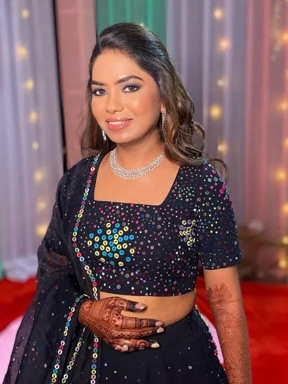 A confident and glamorous bride, ready for her party. The bold eye makeup is balanced with a flawless base and a neutral lip, letting her outfit and eyes do the talking.