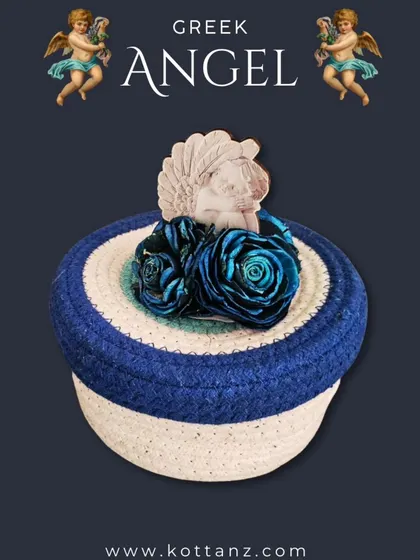For those looking for a contemporary theme, our Greek Angel hamper is perfect. This angelic design is ideal for modern baby showers or birth announcement parties.