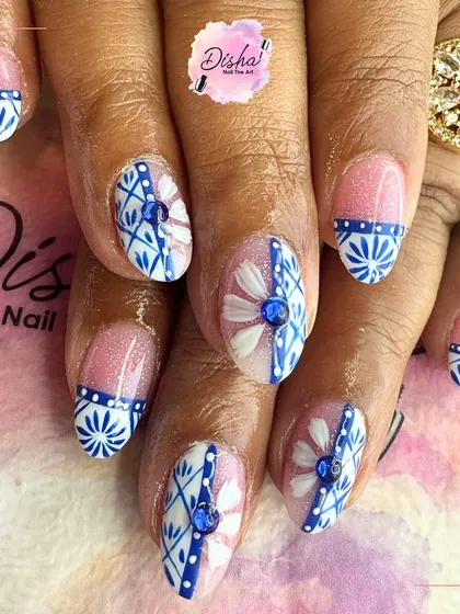 A beautiful blue and white pattern inspired by classic pottery. The intricate, hand-painted details and central blue stone make this a truly artistic set.