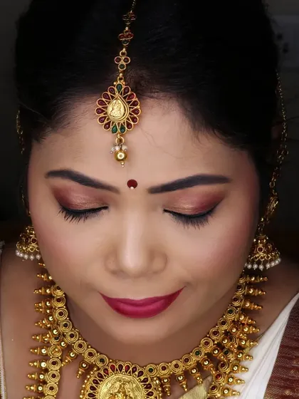 A close up of Sowmya's beautiful eye makeup for her big day, featuring a blend of warm tones and a sharp liner.