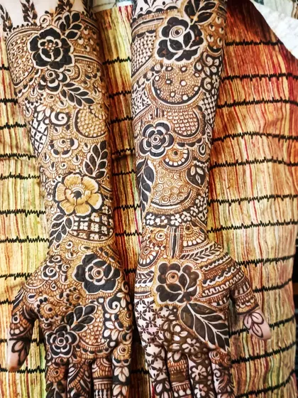 This design is filled with bold, dark floral work, creating a high-contrast look that really stands out.