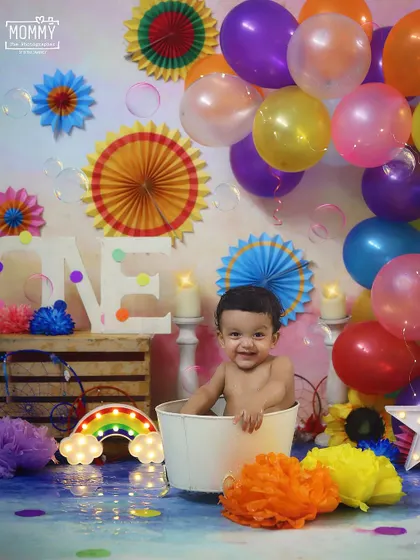 After the cake, it's time for a splash! This happy little guy is enjoying his bubble bath, which is the perfect way to end our session and capture some super cute, clean-up photos. 🫧