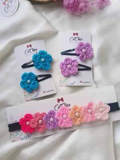 A floral combo set featuring two pairs of flower clips and a matching five-flower headband.