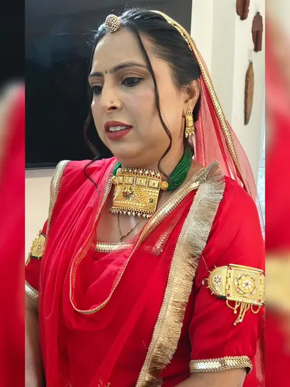 A closer look at the Rajasthani makeup, including the borla (maang tikka) and other traditional jewelry.