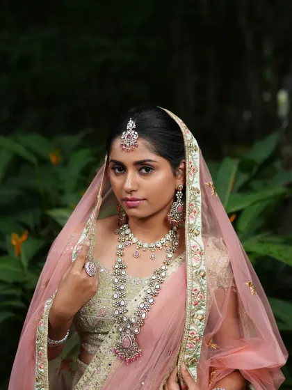 This portrait shows the complete set, including the maang tikka, which perfectly ties the whole look together.