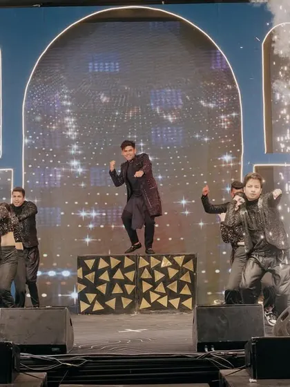 The groom's solo performance was pure fire. With his squad backing him up and cold pyros blasting, this high-impact entry got the entire audience hyped up.