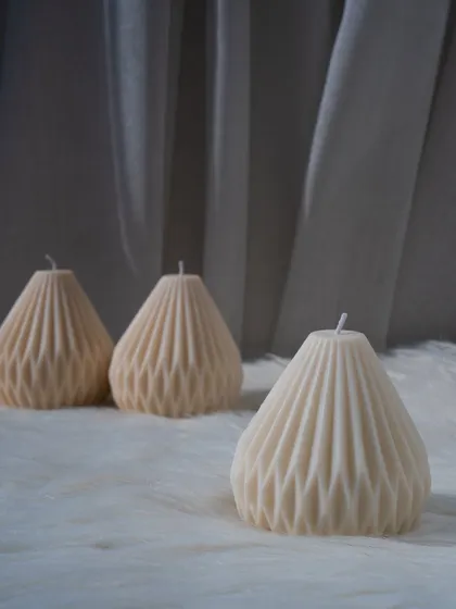 The perfect sculptural candle for the festive season. Its geometric design adds a modern touch to any setting.