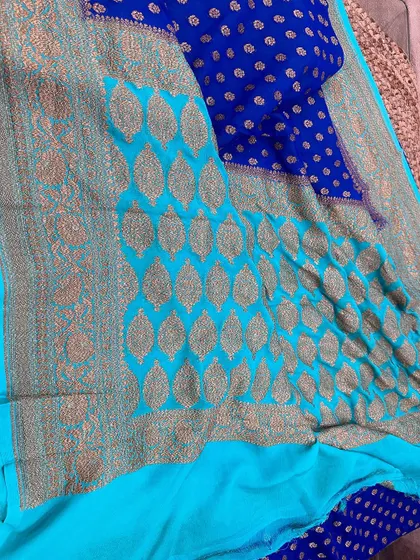 A closer look at the turquoise and royal blue pure Banarasi Kadi georgette saree. The pallu features a dense, leaf-like pattern woven in gold zari.
