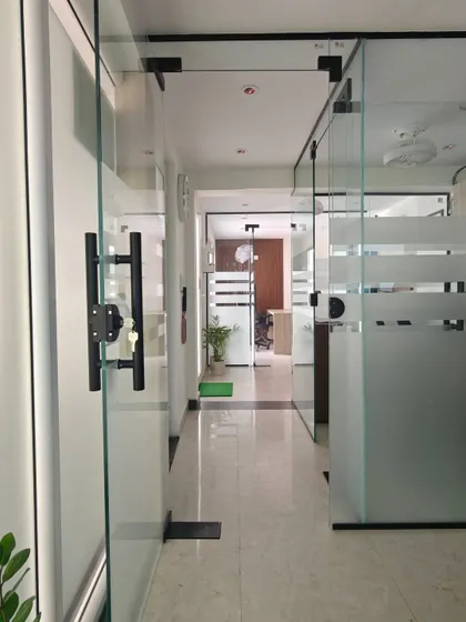 Natural light is essential for a productive office. In this project, I used floor-to-ceiling glass partitions and doors to allow daylight to flow through the corridors, creating a bright and energetic workspace.