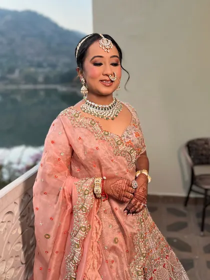 For my bride Varija, we created a look with matte kohl-rimmed eyes and glowing skin. She looked like an epitome of beauty against the stunning backdrop.