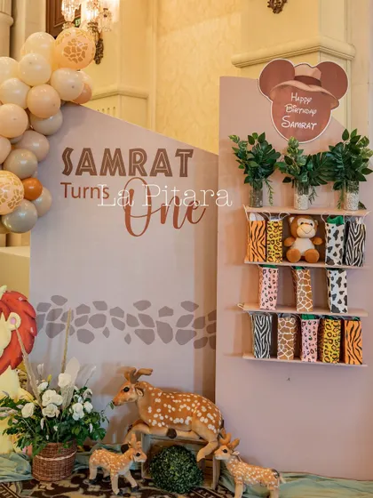A party favor display shelf with animal-print wrapped gifts and a cute deer prop, perfectly integrated into the jungle theme.