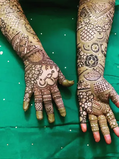 A full view of the bridal mehendi with the elephant motif and the groom's name, 'Mohsin'.