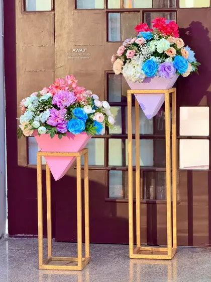 Modern floral stands with pastel-colored arrangements, adding a touch of contemporary elegance to the decor.