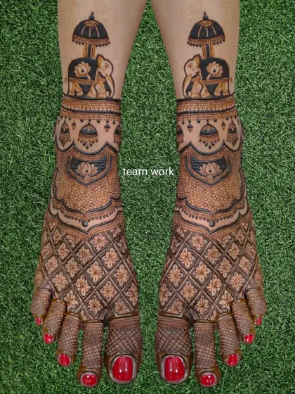Bridal feet deserve just as much love. This design features full coverage with intricate jaal work and traditional elephant motifs under a royal umbrella, ensuring every detail of your bridal look is perfect.