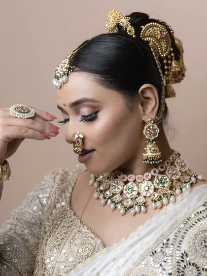 Another angle highlighting the beautiful hair accessories and the flawless makeup application. We teach how to create a complete, harmonious look.