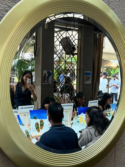 A mirror selfie capturing the vibe of our massive workshop for Birkenstock at JW Marriott. We provided DIY kits for over 200 people for a fun and creative brand activation.