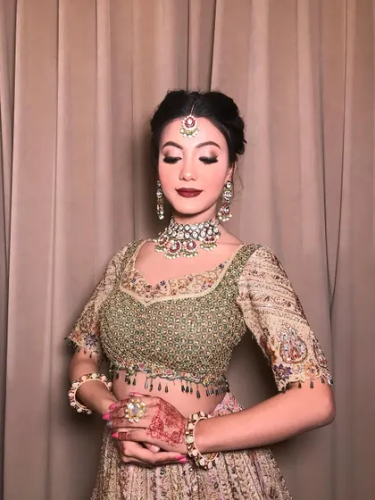 A close-up of the "JW Madhu" set, highlighting the intricate craftsmanship and the beautiful contrast of the stones. A perfect choice for a classic bridal look.