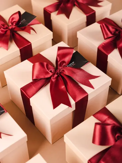 The deep red ribbons on these RAPHE boxes create a look of pure elegance and sophistication, perfect for making a statement.