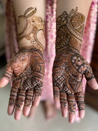 This design features a unique heart-shaped negative space on the back of the hands, surrounded by intricate patterns. It’s a sweet and personal touch for an engagement or bride.