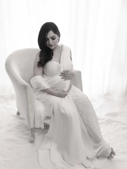 The black and white version of the white saree drape. Monochrome brings out the beautiful textures of the fabric and the serene emotion of the moment, creating a timeless piece of art.