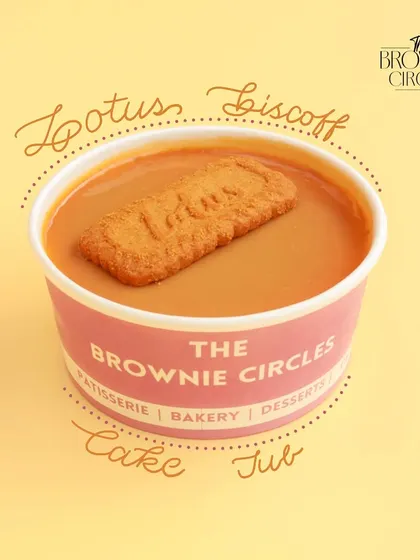 Our Lotus Biscoff Cake Tub is a symphony of flavor and texture. Each spoonful delivers creamy Biscoff mousse, soft cake, and the signature crunch of the beloved biscuit.