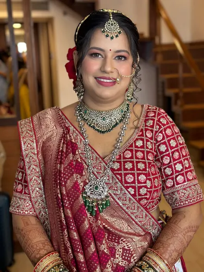 A smiling bride, happy and confident in her complete Gujarati bridal look.
