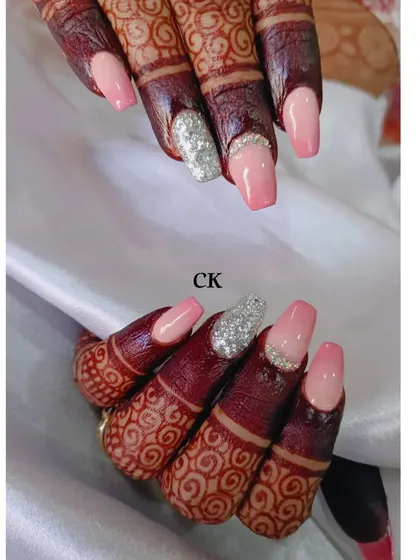 A beautiful pink ombré set for a bride. The gradient fades into a soft natural pink, with one silver glitter accent nail and a rhinestone border for extra glamour.