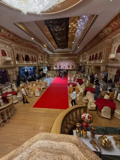 A wide-angle view of the magnificent venue for a 60th birthday celebration. I work in all kinds of spaces, from grand ballrooms to outdoor lawns, tailoring my production to the location.